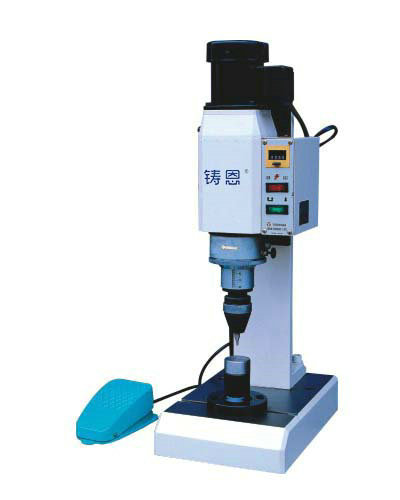 Pneumatic riveting machine