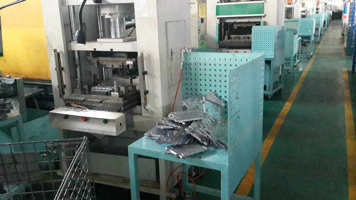 Removing burrs from die-casting parts